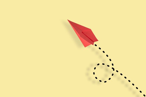 Comment utiliser des couleurs vives dans une petite salle de bain sans l'écraser visuellement?