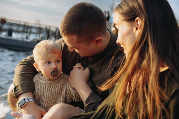 Comment installer un mur de séparation en verre dépoli pour une salle de bain ouverte ?